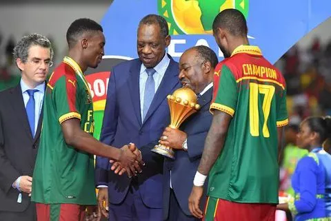 Issa Hayatou and Ali Bongo Ondimba presenting the AFCON trophy to Cameroon - Imago