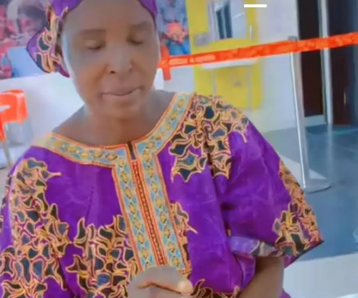 'My mother put God first' - Lady expresses shock as mother prays before eating food at an eatery while on a date