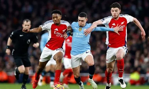 Arsenal's Declan Rice and Myles Lewis-Skelly battle with Manchester City's Phil Foden - Imago