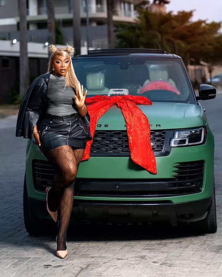 Ashmusy adds new Range Rover to her garage