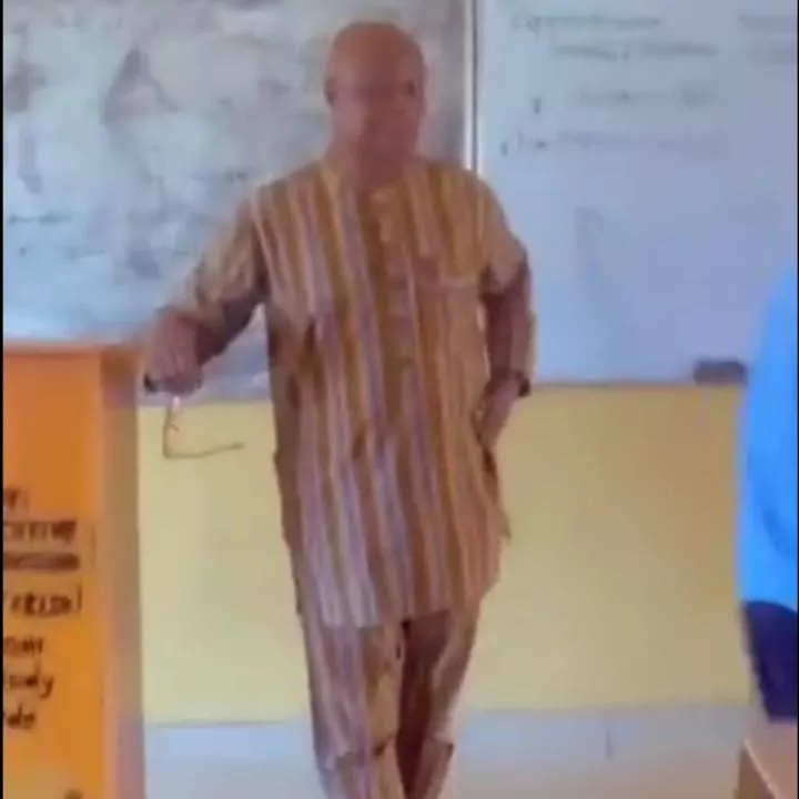 AAU lecturer rewards students with ₦200 each for attending his class