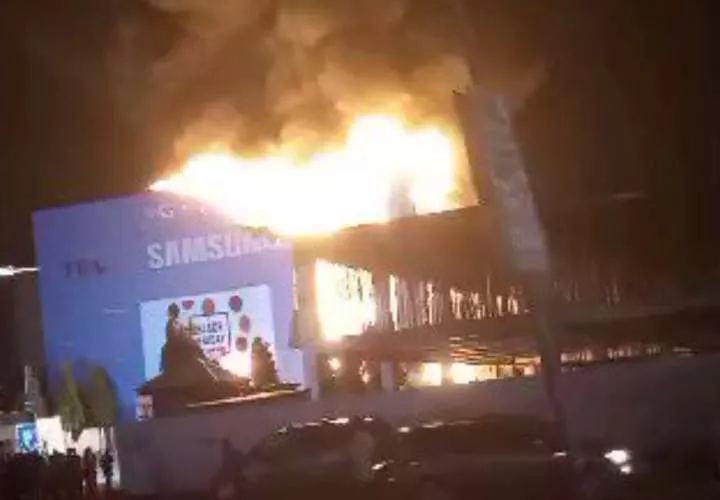 Fire razes Samsung showroom in Abuja