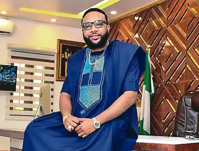 Fans digs out video of E-Money spraying Flavour with Naira following arrest by EFCC