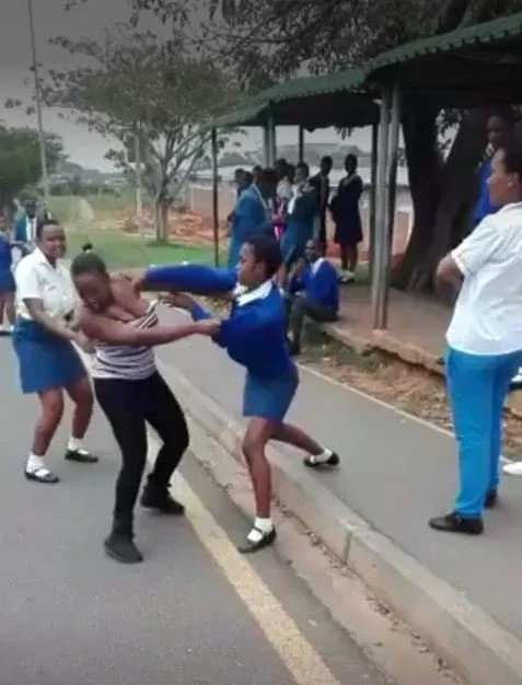 Drama As Woman Is Beaten Up by Secondary School Student After She Confronted Her for Allegedly Having Affair with Her Husband (Video)