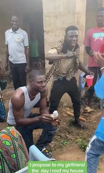 Man builds future with girlfriend, proposes the day he roofs his house (WATCH)