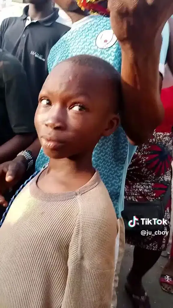 Talented boy stirs reactions as he uses straw to make hat and shoes (Video)