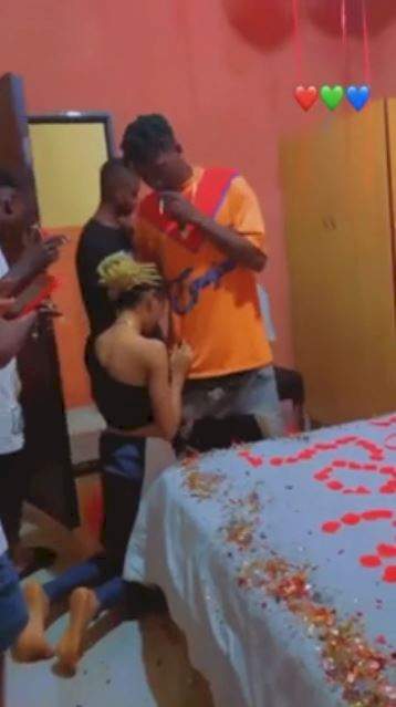 Moment lady apologizes to boyfriend with rose petals and balloons (Video)