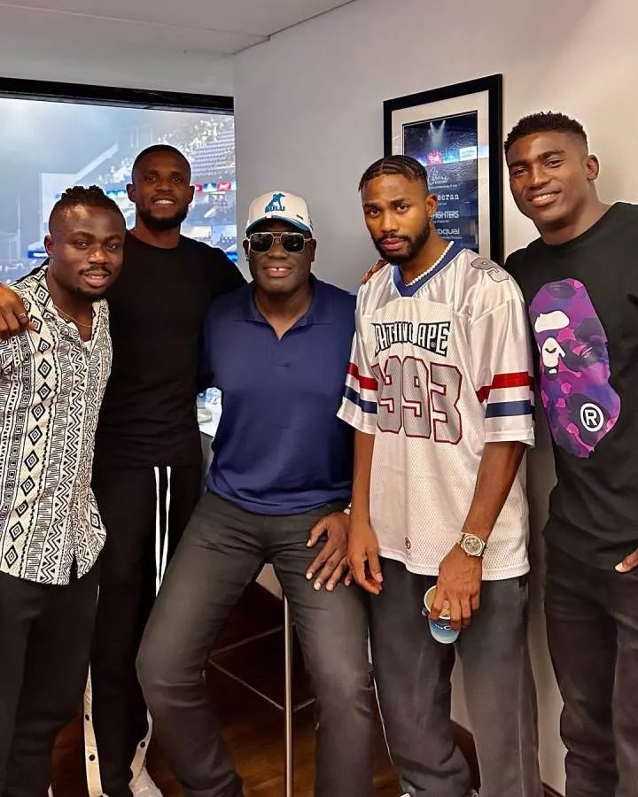 In another viral photo, Super Eagles star Moses Simon was there to support Asake despite featuring for Nantes in their 2-0 loss to Lille earlier in the day.  (Dr. Drew Uyi)
