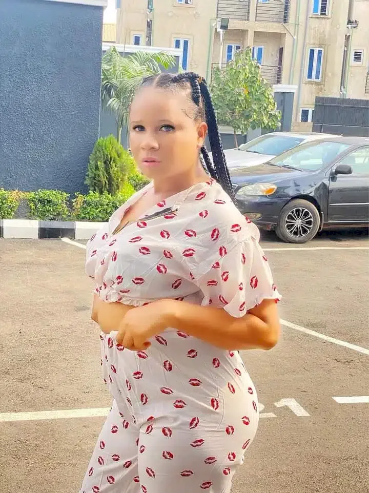 'So sweet' - Nigerian lady shares photo of the note an admirer left at her doorstep