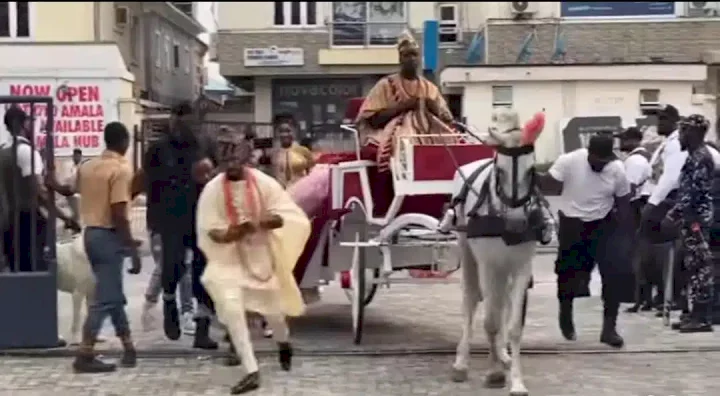 Papaya arrives in chariot at housewarming party (Video)