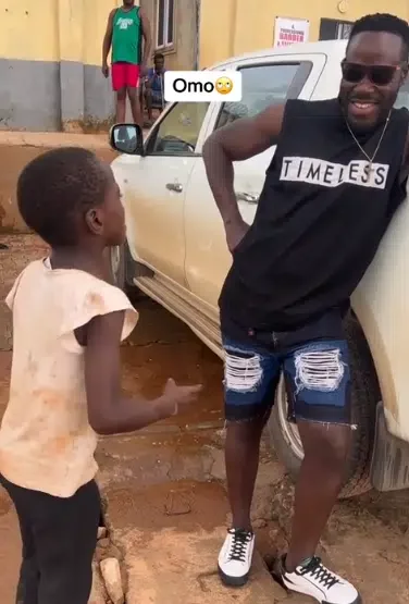 Man showers cash on little boy who hyped him richly with Igbo parables (Video)