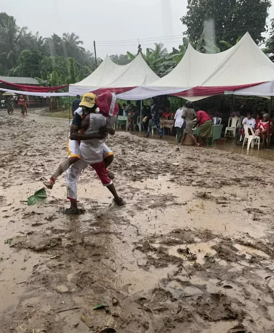 Newlywed Couple and their guests defy heavy rain to celebrate their wedding (Photos)