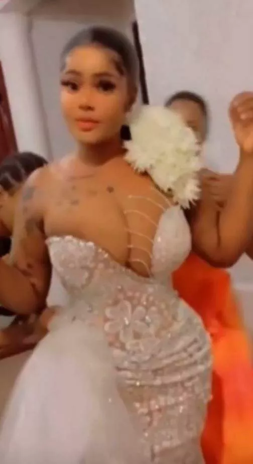 'Bride suppose pursue her' - Lady's outfit to a wedding causes a stir online (video)