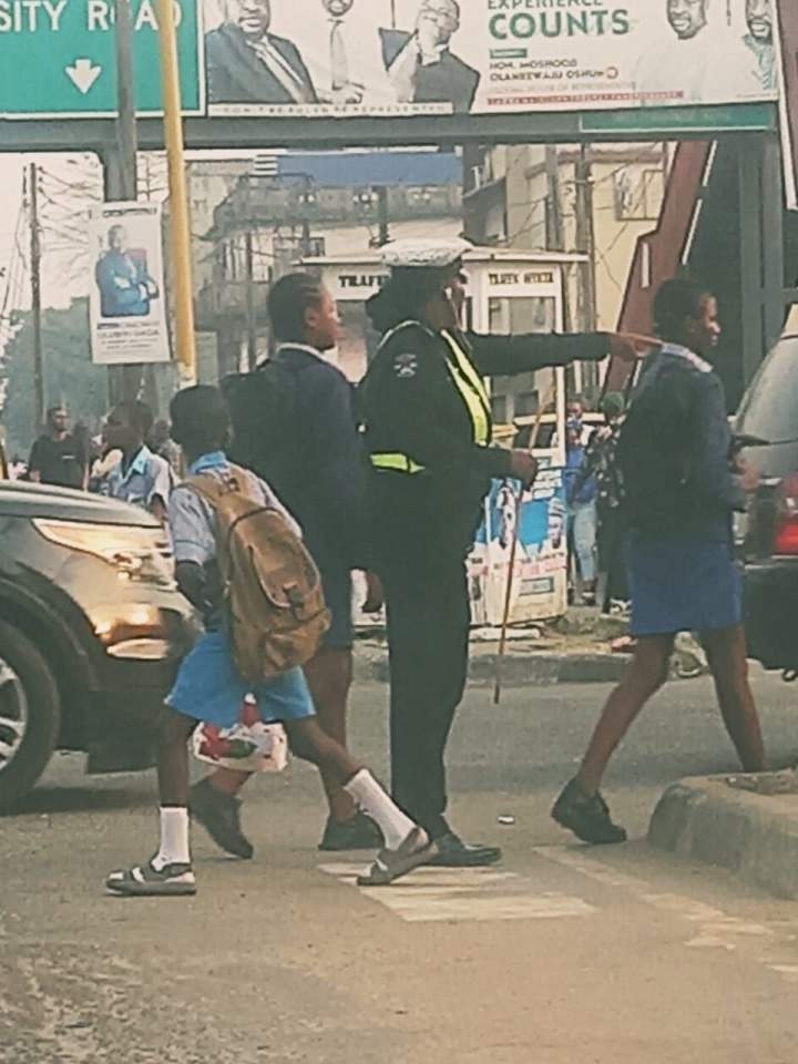 Policewoman praised for making it her duty to properly dress students while working on the streets of Lagos (photos)