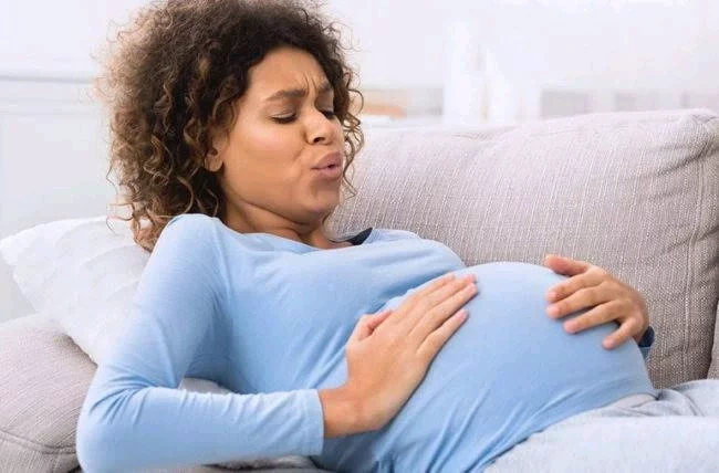 Signs a pregnant woman will notice when her labor is near.