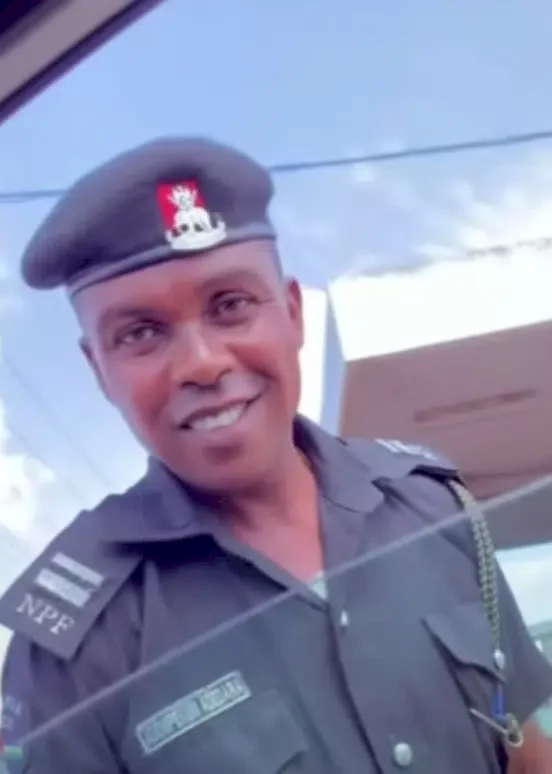 Policeman shocks motorist by refusing to accept monetary gift at checkpoint (Video)