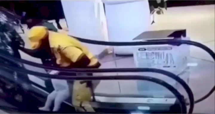 Moment security guard saved baby from falling off mall's escalator (Video)