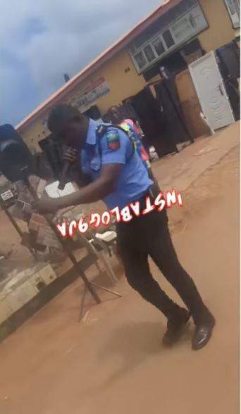 "Double your hustle they say" - Reactions as policeman is spotted preaching the gospel on the street (Video)