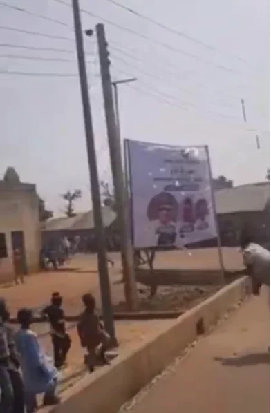 Kids chant 'bamayi' (we don't want) as they destroy and burn billboard with President Muhammadu Buhari and Governor Nasir El-Rufai's photo in it (video)