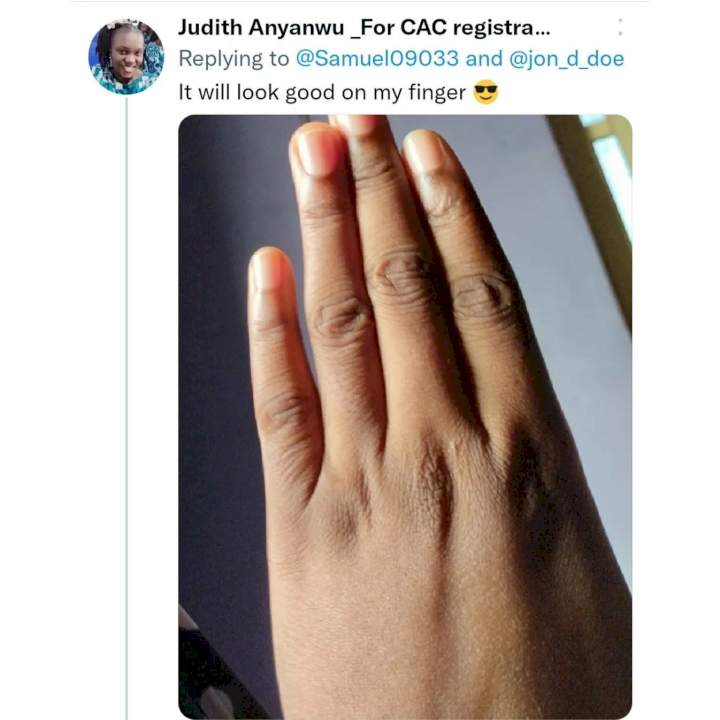 Nigerian lady shoots her shot after a man said he had a ring but no one to propose to