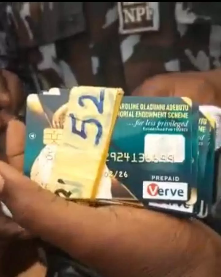 Alleged party agent arrested by police officers with more than 300 PVCs, atms and different Polling Unit Party Agents tags at Agbado Ogun State (video)