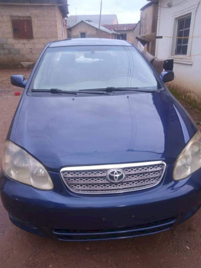 Lady surprises husband with new car on their wedding day (Photos)