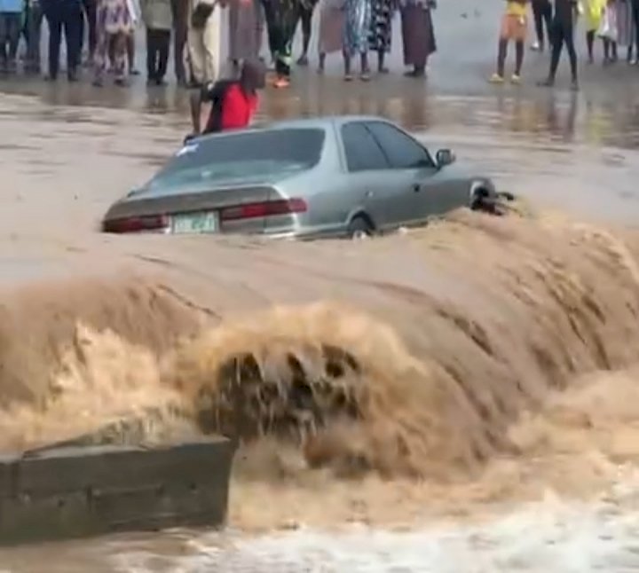 Man gets stranded in his car amid heavy flood in Lagos (Video)