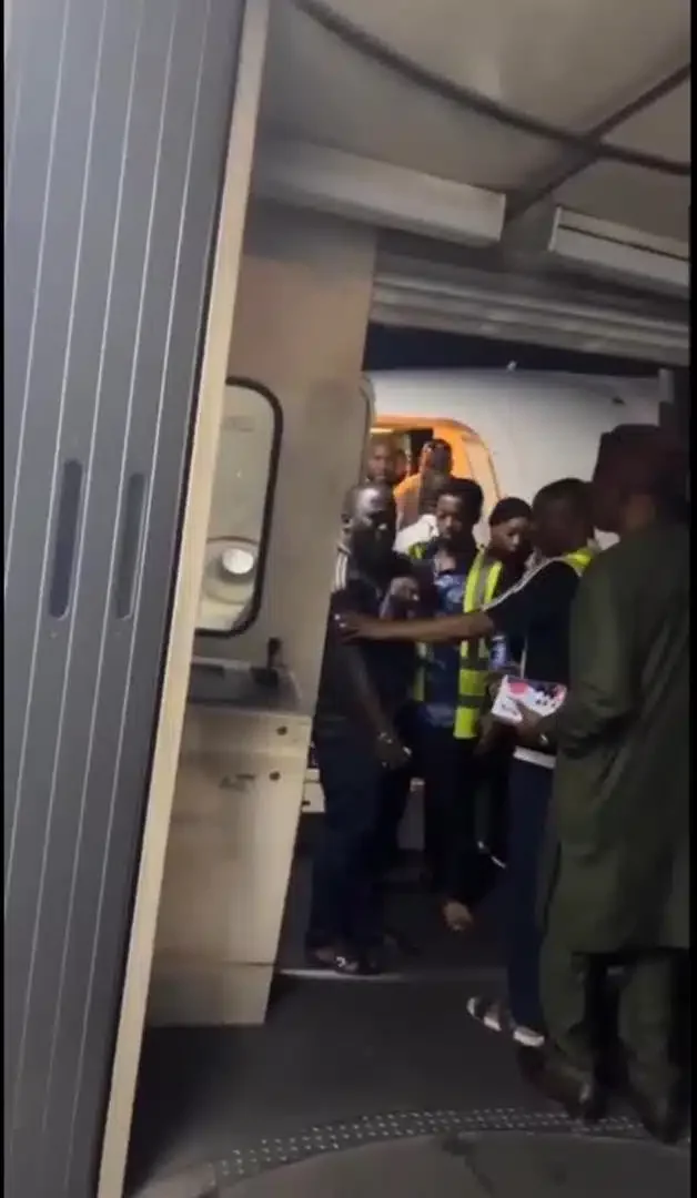 Drama as passenger accuses flight crew of stealing his bag of kilishi (Video)