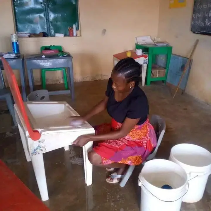 Teacher wins hearts as she stays back after school to wash pupils' dirty desks