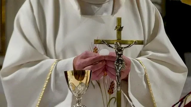Catholic Church resumes handshake during Mass, after COVID-19 pandemic