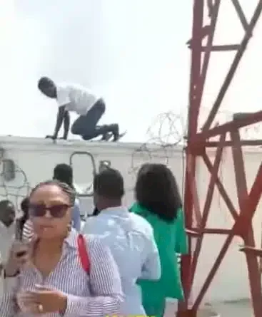 Bank workers filmed scaling fence to evade aggrieved customers (Video)
