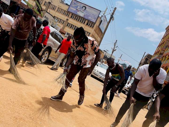 Popular Ugandan singer forced to sweep streets after showing up late for show (video)