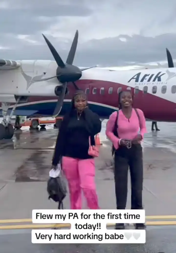 Lady flies her PA on plane for the first time, her reaction trends (Video)