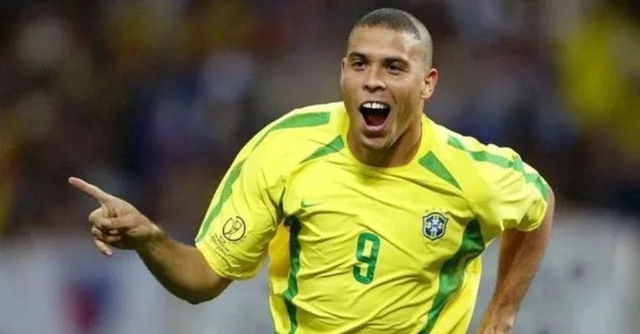 Ronaldo running on the field and rocking the R9 haircut