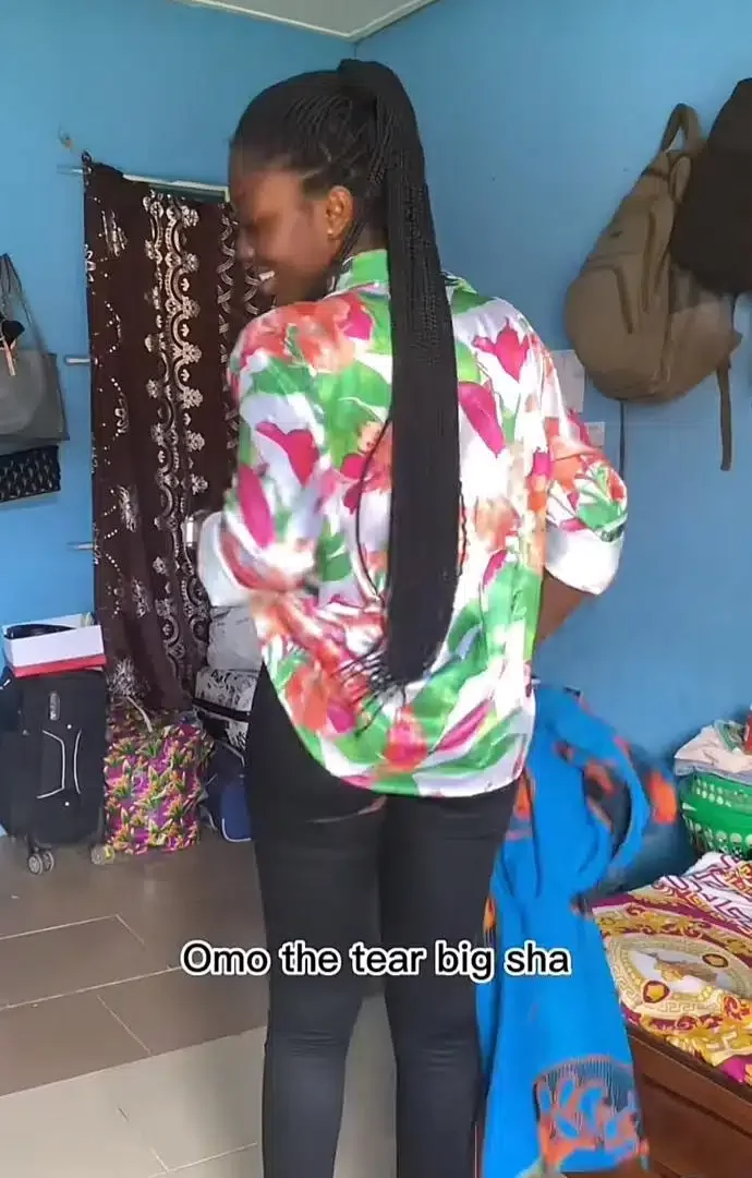 Embarrassing moment lady's trousers tears in class, goes home with wrapper (Video)