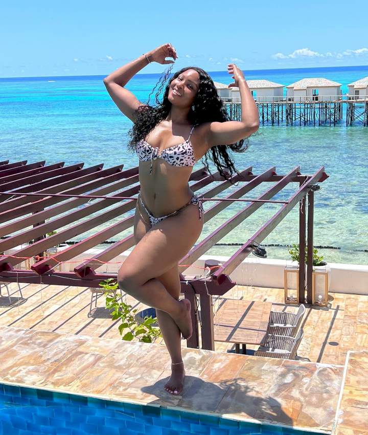 Actress, Osas Ighodaro flaunts her curves in bikini 