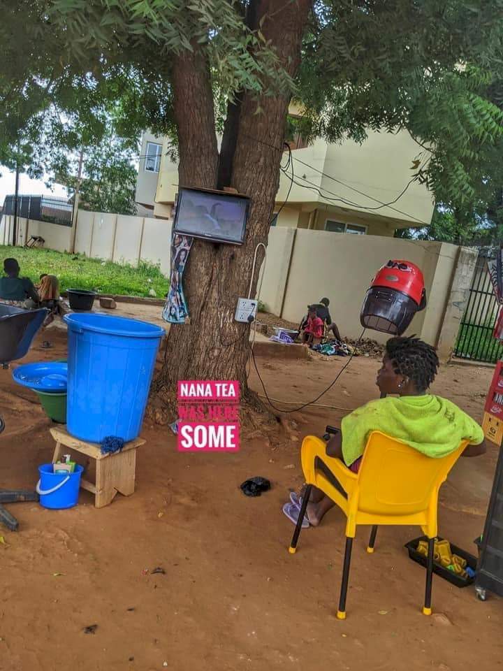 Trending photos of lady who runs her salon business from under a tree