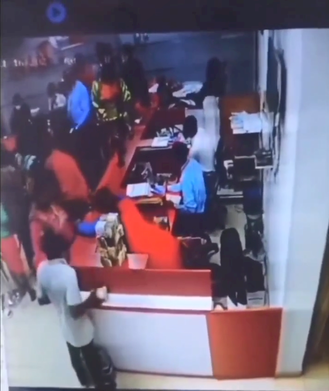 Moment CCTV captured a man stealing a bundle of cash (video)