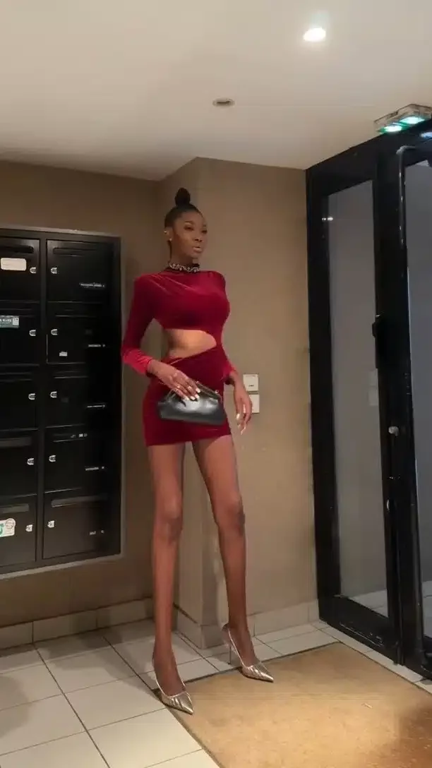 Ex-Miss Côte d'Ivoire, Mandjalia causes a stir with her height (Video)