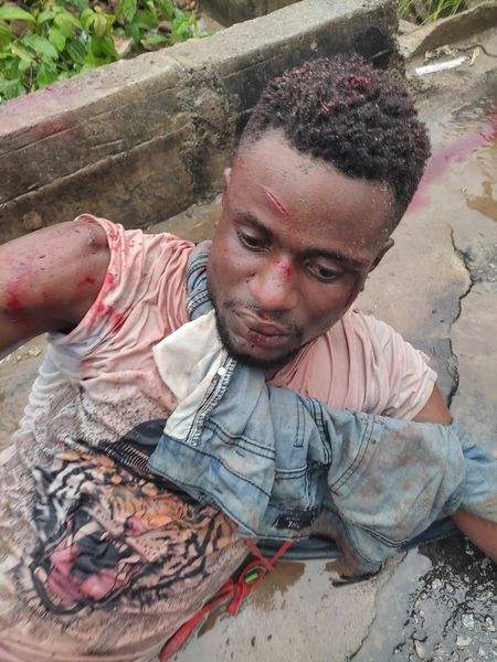 Suspected phone thief beaten to pulp in Bayelsa state (Photos)