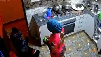 House help leads robber to her employer's house, attack another domestic worker and steal jewellery, cash, laptops, phones (video)