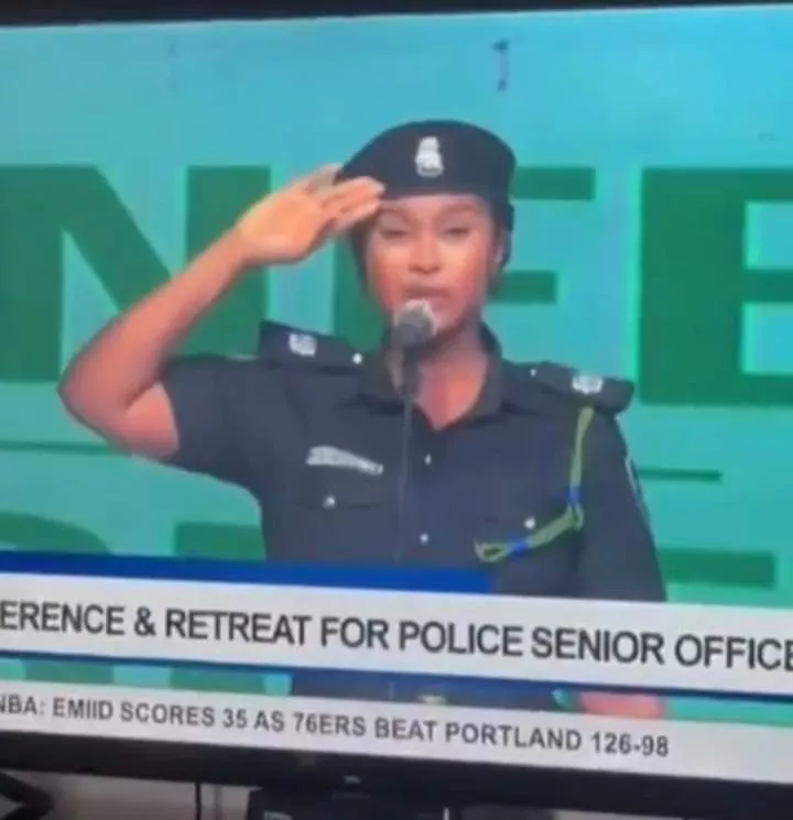 Policewoman goes viral over inability to correctly recite the National Anthem (video)