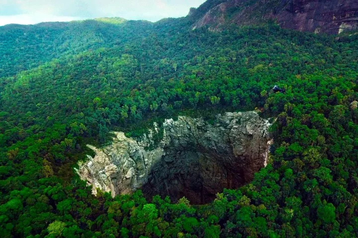 5 most breathtaking underwater caves you need to see