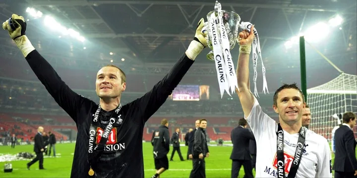 Paul Robinson and Roy Keane with the League Cup