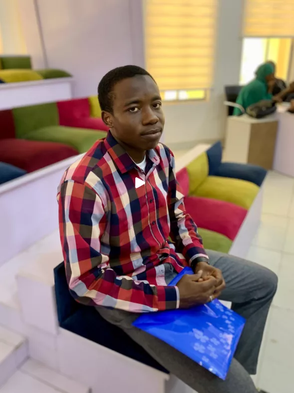 'I'm ready to work' - Graduate with 4.89 CGPA storms company uninvited, demands to see manager