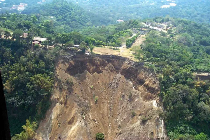 Landslides kill 10 in Brazil's Minas Gerais State