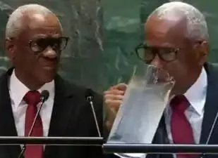 Haitian President makes embarrassing mistake as he drinks from large jug and spills water on himself during UN speech (video)