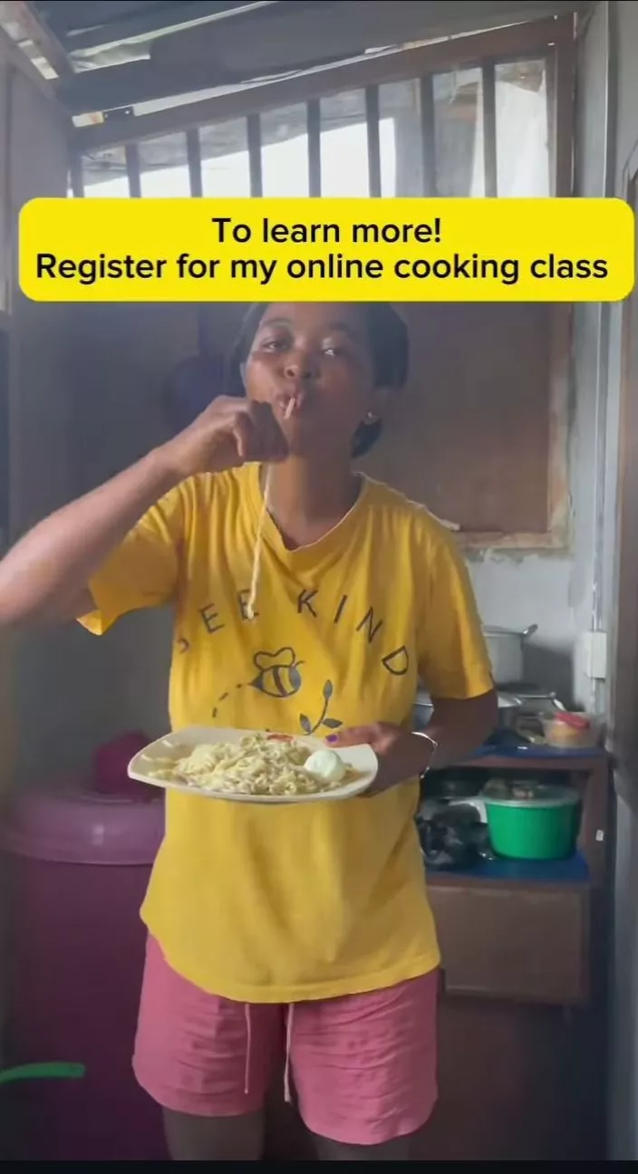 Lady stuns netizens with unique noodles preparation