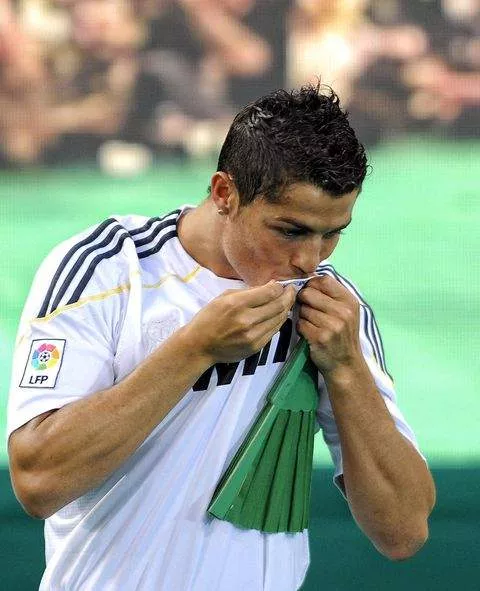 Cristiano Ronaldo kisses the Real Madrid badge during his presentation in 2009.