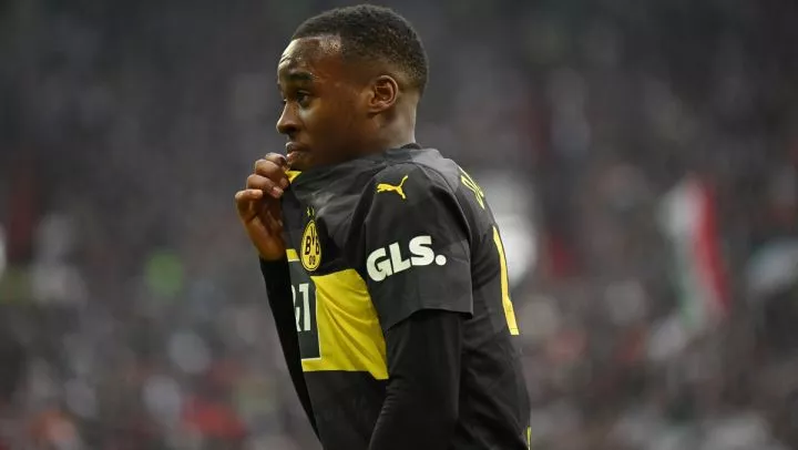 Jamie Gittens v Augsburg